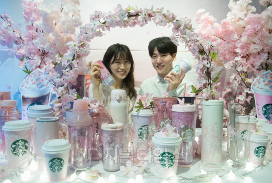 스타벅스 코리아가 오는 20일부터 4월 16일까지 전국 매장에서 올해로 5년째를 맞는 체리블라썸 프로모션을 진행하며 음료 3종을 비롯해 푸드와 MD 상품 등 벚꽃을 주제로 하는 신제품을 출시한다고 19일 전했다. 이날 서울 중구 스타벅스 한국프레스센터점에서 모델들이 체리블라썸 음료와 MD 상품 등을 선보이고 있다. 박동욱기자 fufus@